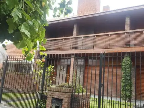 Chalet 5 amb en venta. CON RENTA.