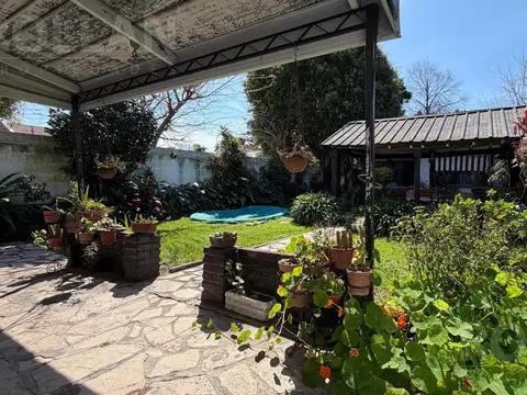 VENTA DOS CASAS EN PH AL FONDO EN CARAPACHAY EXCELENTE UBICACION Y GRAN POTENCIAL