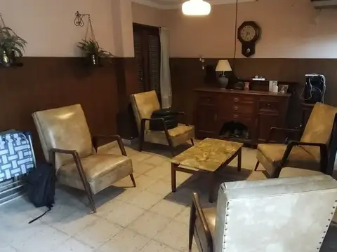 Casa 8 ambientes con 2 baños