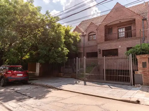 Sensacional casa en venta y alquiler en el mejor sector de Martínez, de Av. Libertador al Río.
