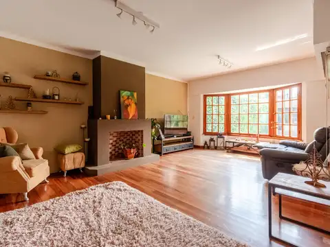 Casa en Alquiler con 3 cocheras
