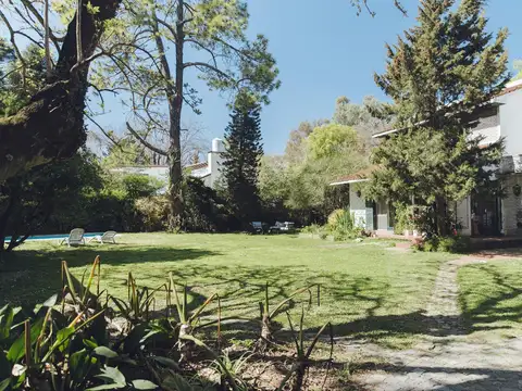 Casa de 2 plantas sobre muy lindo terreno en esquina con pileta y quincho!