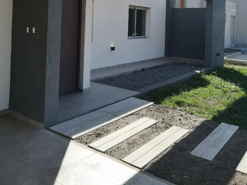 Casa - 150  m² Cubierta | 3 dormitorios | A Estrenar | 3 baños | 4 ambientes | 2 cocheras