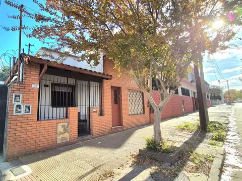 CASA 4 AMBIENTES EN VENTA EN BALLESTER CON PARQUE