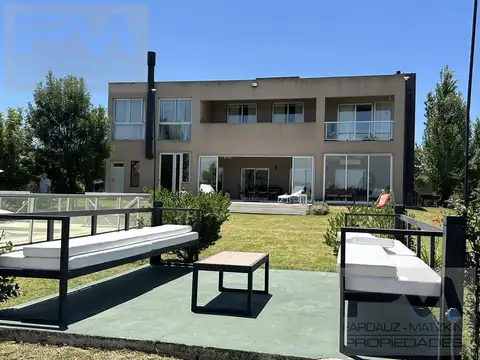 Casa en Venta con 2 cocheras