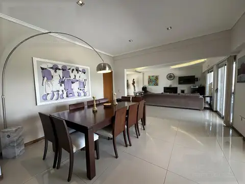 Casa 8 ambientes con 5 baños