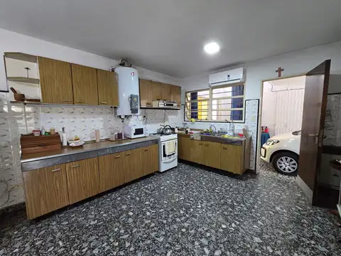 Casa 6 ambientes con 2 baños