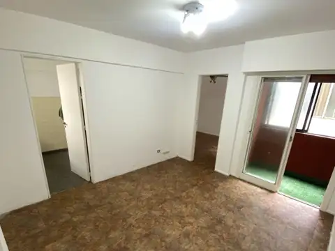 2 AMB. 2° P/ ESC.,37 MTS. TOT., CTFTE LUMINOSO, BAÑO EN SUITE, COCINA INDPTE., EXCELENTE UBICACIÓN!