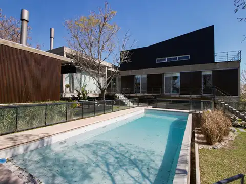Casa en Venta con 2 cocheras
