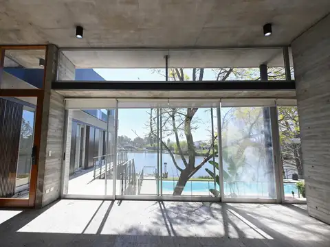 Casa 8 ambientes con 3 baños