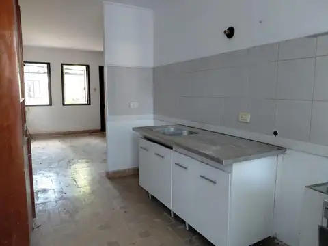 Casa/lote en City Bell. Comercial