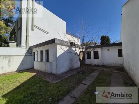 Casa/lote en City Bell. Comercial