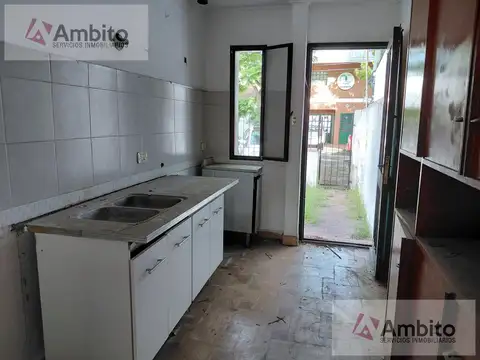 Casa/lote en City Bell. Comercial
