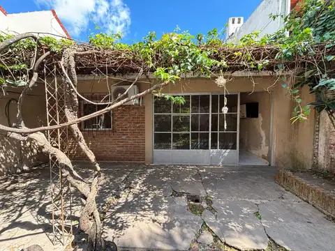CASA A REFACCIONAR DENTRO LOS 4 BVS.