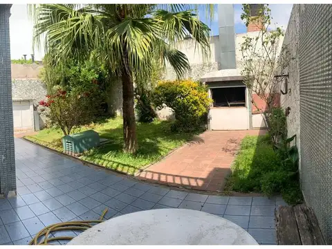 *EMBLEMATICO CHALET DE LA ZONA SOBRE LOTE DE 10 X 30. *EN 2 PLANTAS DE 6 AMB.