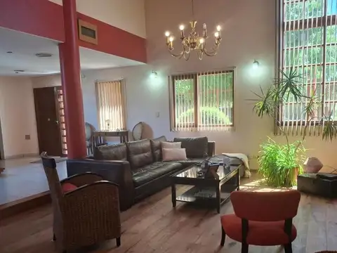 Casa 6 ambientes con 5 baños