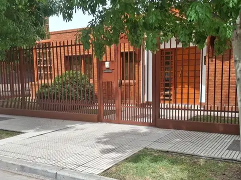 VENTA Casa de tres dormitorios en B° MANZANAR - CIPOLLETTI