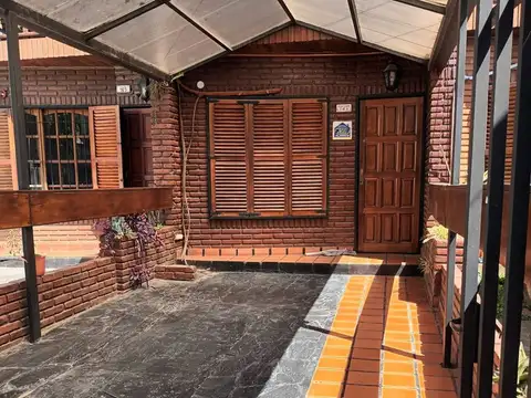 CASA / DUPLEX (AMPLIO) CON PATIO Y COCHERA MORON