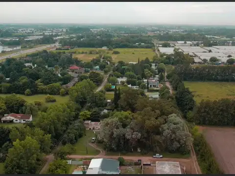Lotes de 1253 m2 con construcción y pileta en calle 46 entre 243  y 244