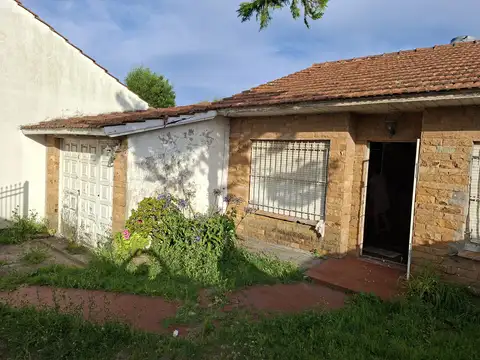 VENDO  CASA EN PH: DOS DORMITORIOS, BAÑO COMPLETO , GARAJE Y JARDIN - BARRIO FARO-