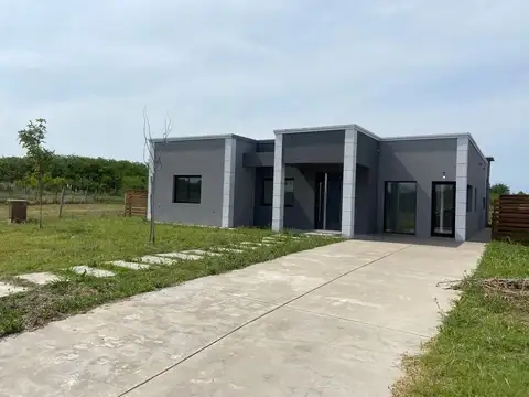 Casa en venta - 2 Dormitorios 1 Baño - 200mts2 - Escobar