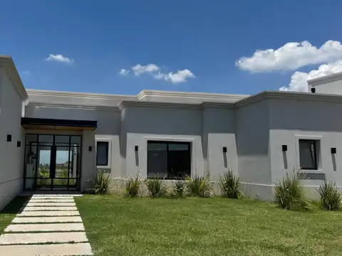 Casa en Venta a la laguna - Barrio San Sebastian