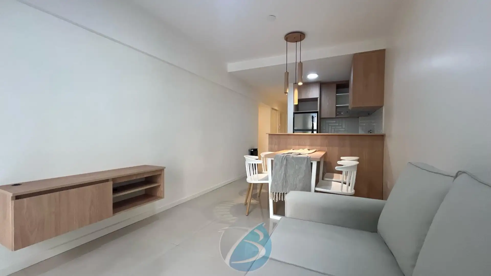 3 ambientes con balcón saliente y patio