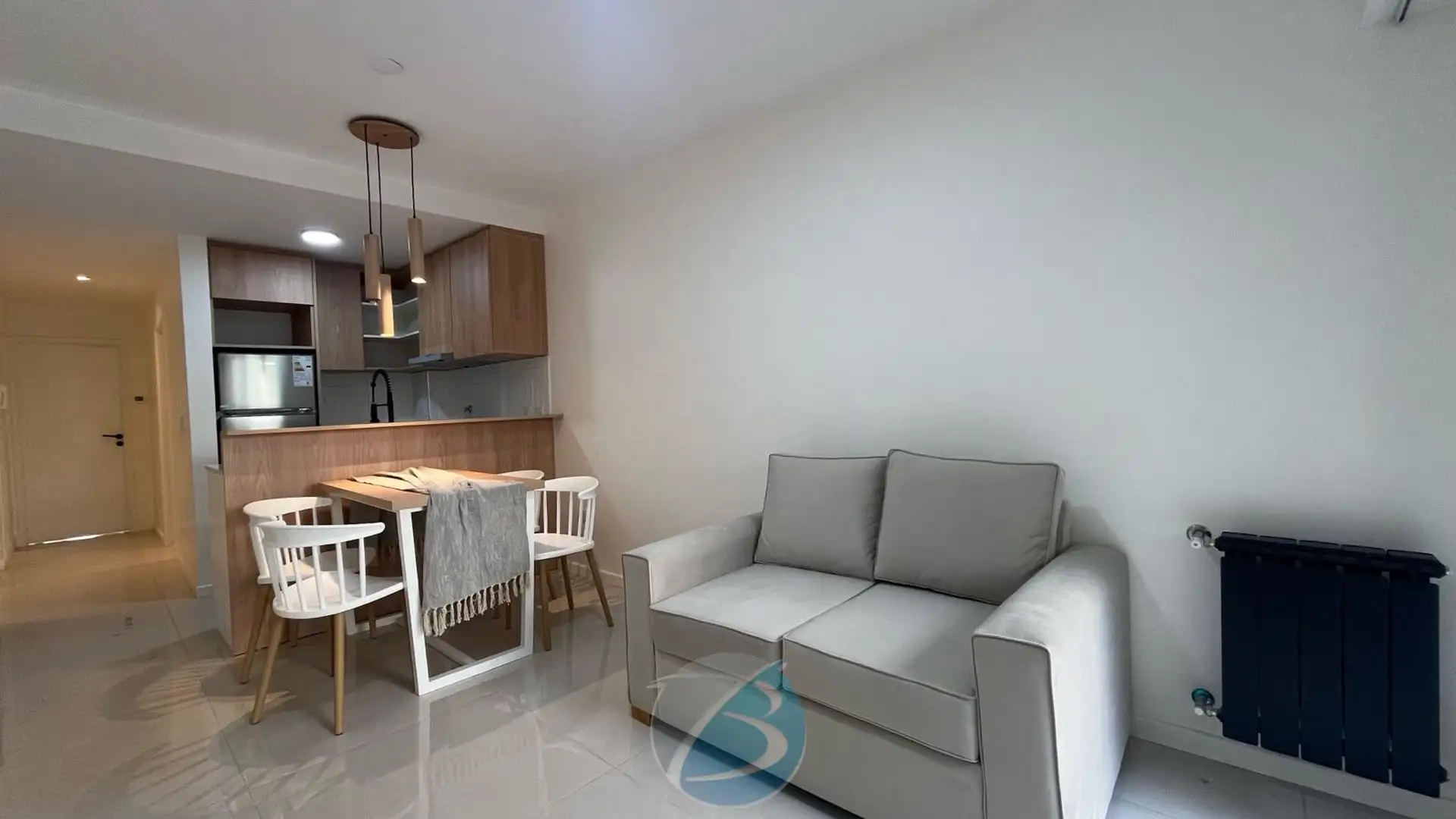 3 ambientes con balcón saliente y patio