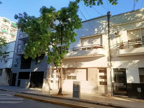 Edificio PH PB lateral 2 1/2 Amb.cómodos Cocina grande Patio C/Lavadero - Edificio tiene terraza