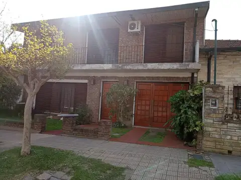 Venta de casa desarrollada en 2 plantas de 4 ambientes en Martinez