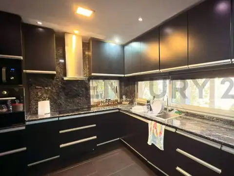 Casa en Alquiler con 2 cocheras