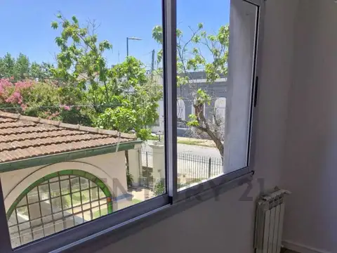 Duplex, con 3 dormitorios, 2 baños completos, jardín, cochera, impecable. 120 M2.