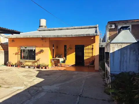 Casa 3 amb en venta en castelar con gran terreno
