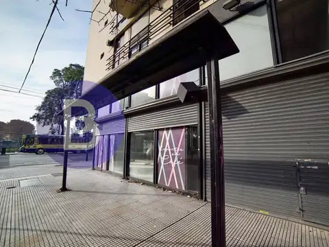 Alquiler. Local amplio esquina Liniers. Av. Rivadavia y Cosquin