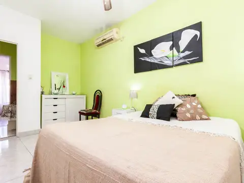 Venta Casa 4 amb/ cochera y jardín. PERMUTA