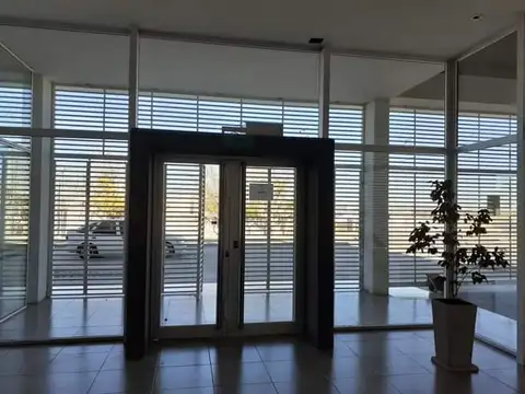 DUEÑO DIRECTO Alquila Oficina c/cochera en  Edif. Los Cardos, IDEAL CONSULTORIO MEDICO, junto a la Anónima del Alto.