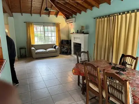 Casa 4 ambientes con 2 baños