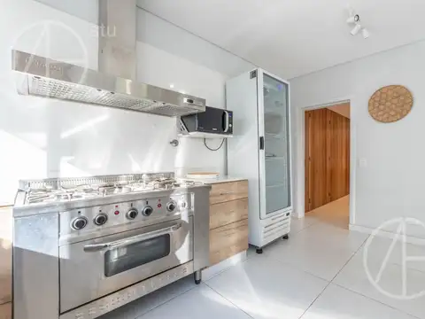 Casa en Alquiler con 2 cocheras