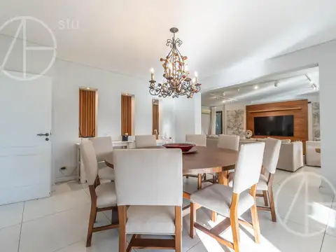 Casa 8 ambientes con 6 baños