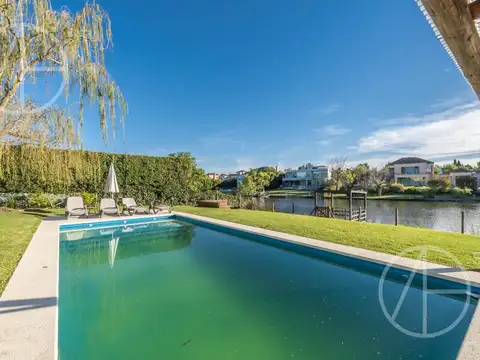 Casa en venta con 6 dormitorios al lago en La Isla