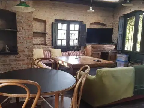 Casa en Alquiler con 3 cocheras