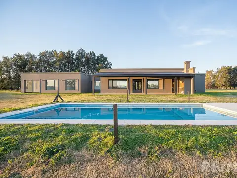 Venta casa 5 ambientes con pileta  en La Macarena