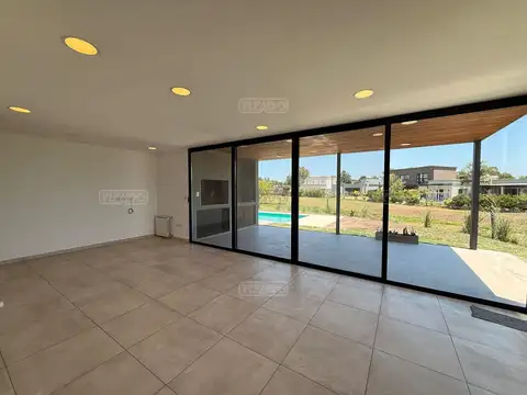 Casa en Alquiler con 2 cocheras