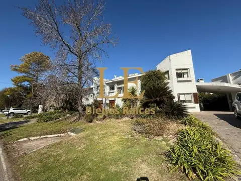 Casa en Venta con 8 cocheras