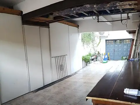 PH planta baja ideal vivienda y comercio.  Depto de 3 ambientes con patio. Entrada  de auto y deposi