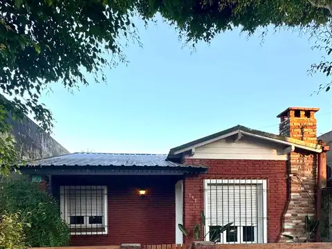 CASA EN LOTE PROPIO, DE 2 AMBIENTES CON POSIBILIDADES DE AMPLIACION, JARDIN