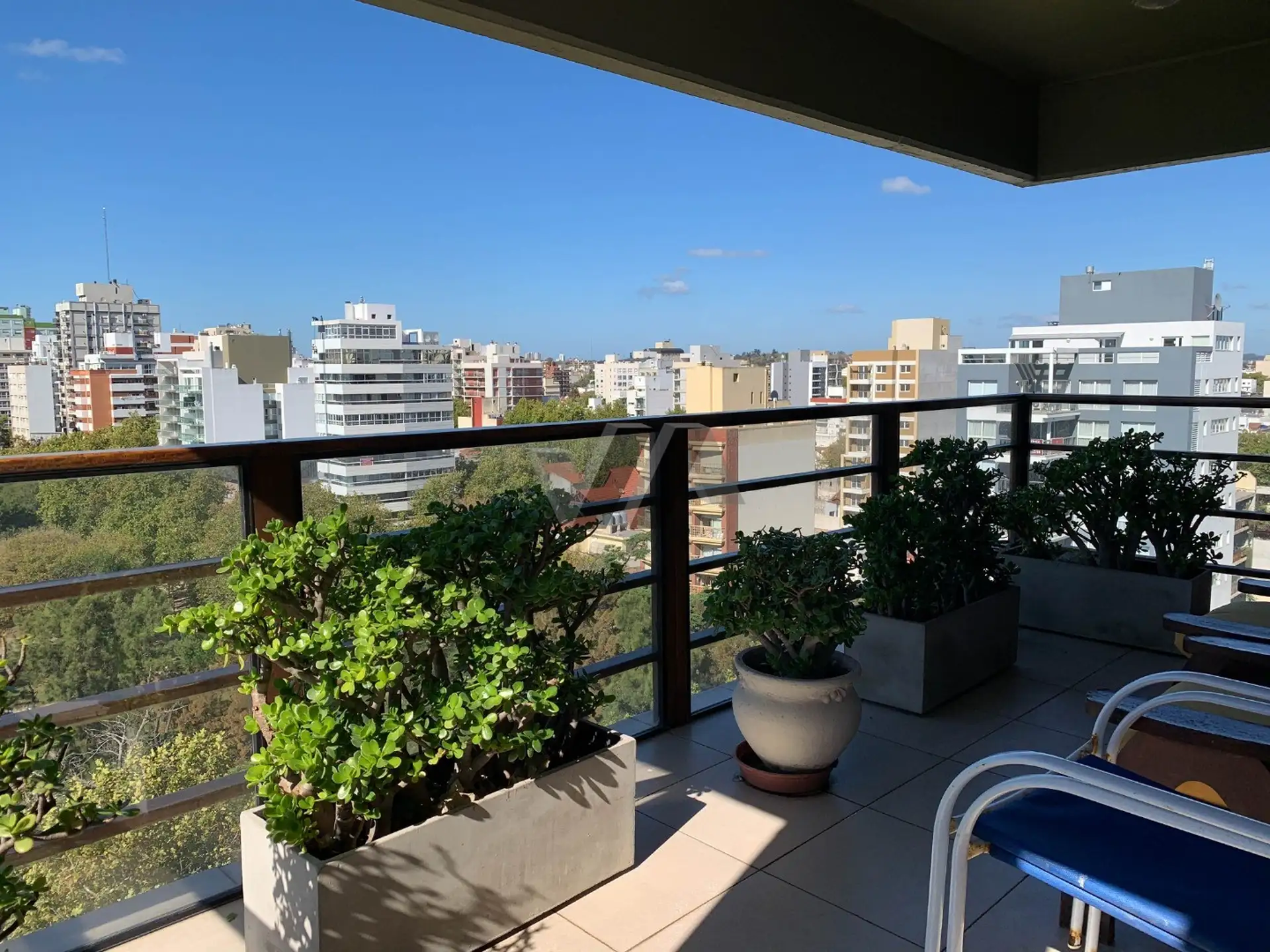 Departamento de 5 ambientes, 3 balcones. 2 cocheras. Plaza Mitre.