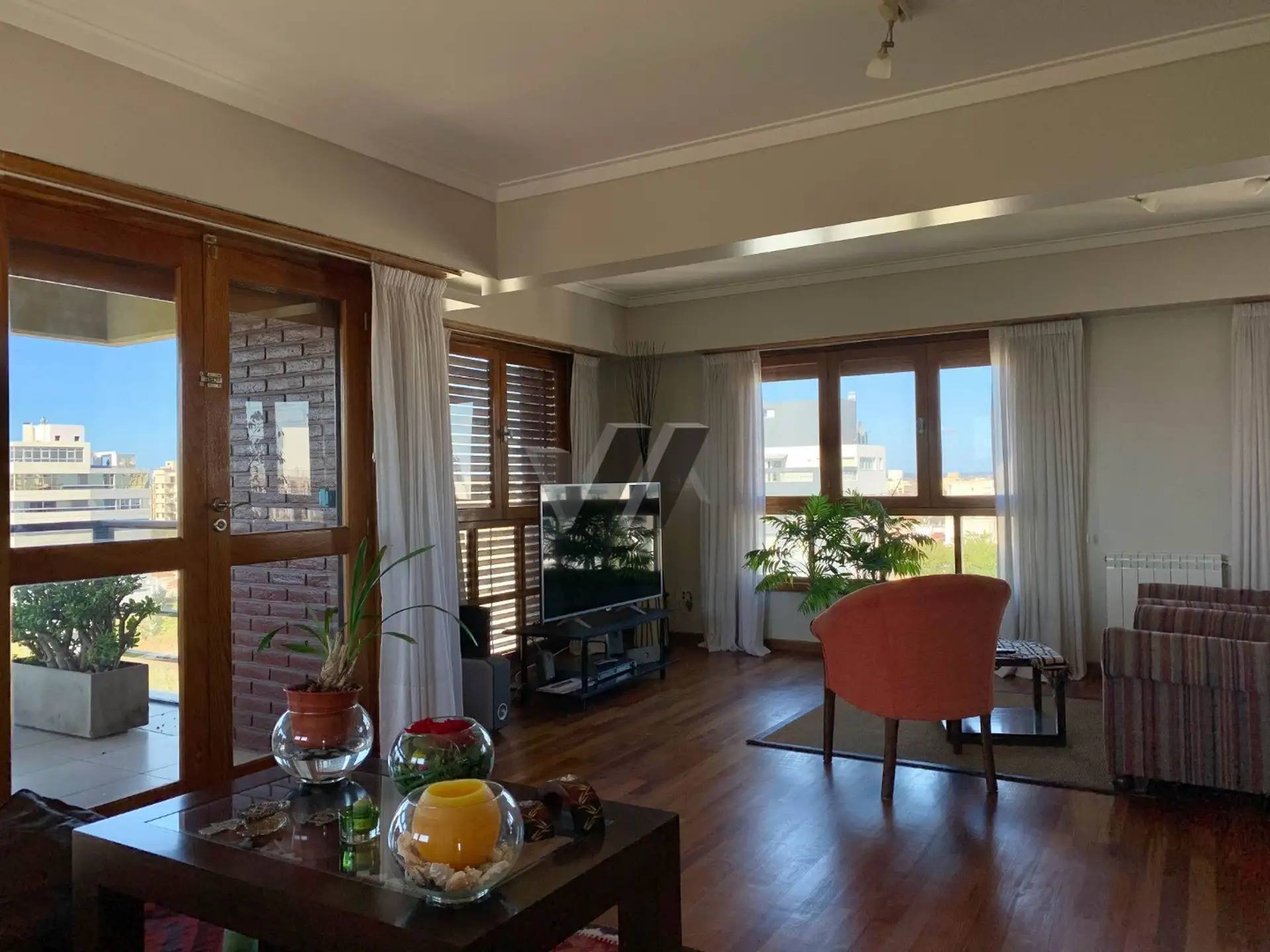 Departamento de 5 ambientes, 3 balcones. 2 cocheras. Plaza Mitre.