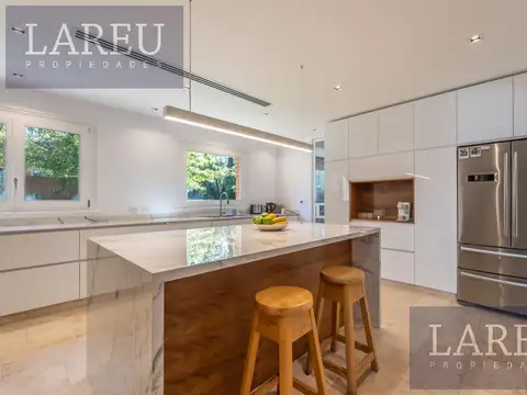 Casa en Venta con 3 cocheras