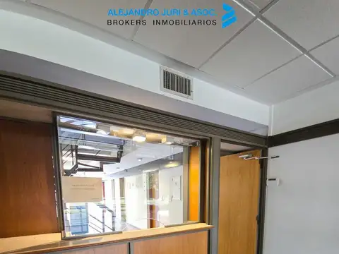 Inmueble Corporativo e Industrial Premium: Oficinas, Galpón y Estacionamiento en Bv. Rondeau 1150